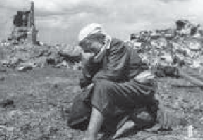 Плачущая женщина у сгоревшего дома. 1941 г.