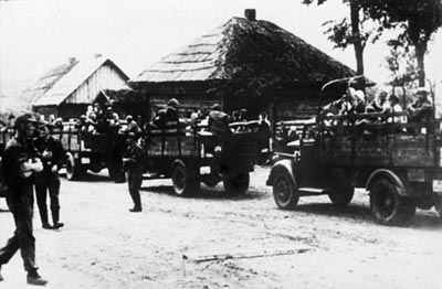 Солдаты войск СС сопровождают машины с жителями г. Могилёва перед отправкой в Германию. 1943 г.